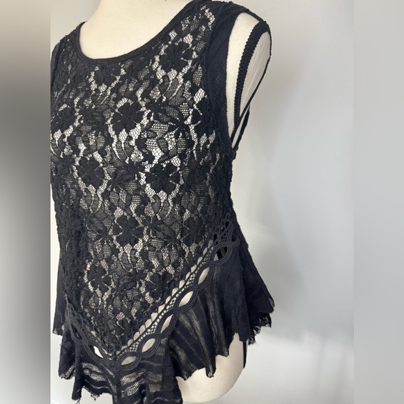 Black Lace Sleeveless Top - Picture 4 of 17
